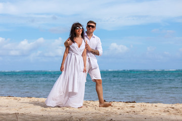 Fototapeta na wymiar Beach couple walking on romantic travel.