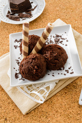 Gelato al cioccolato con biscotti