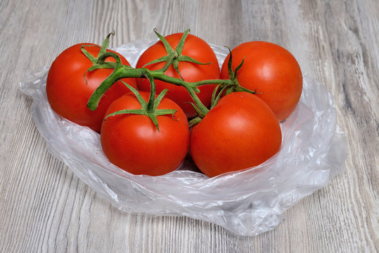 Pomodori dentro un sacchetto di plastica del supermercato