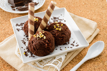 Gelato al cioccolato con biscotti