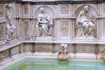 Fototapeta na wymiar Siena fountain in Italy