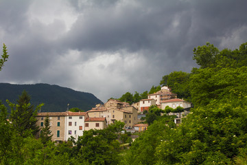 Villaggio di montagna durante un temporale estivo