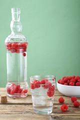 acqua ghiaccio e frutta lamponi sfondo verde