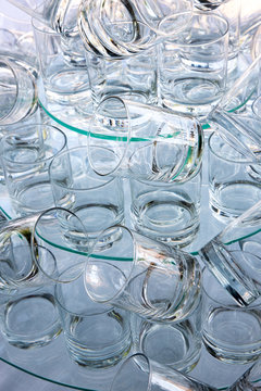 Composizione di bicchieri vuoti inquadratura verticale