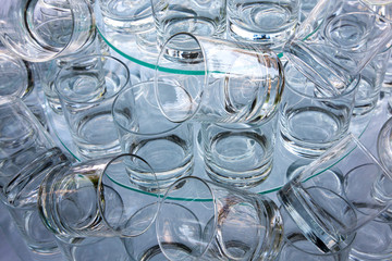 Insieme di bicchieri vuoti su piani trasparenti