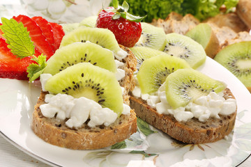 Bread with cottage cheese kiwi and strawberries