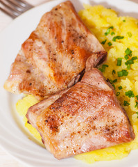 ribs with mashed potato