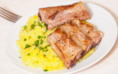 ribs with mashed potato