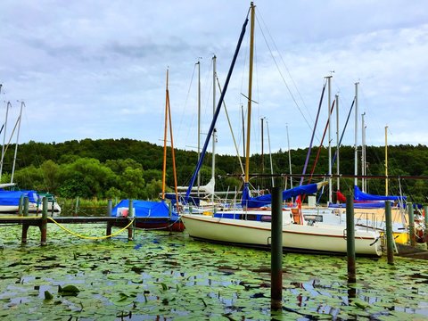 Segelboote am Ufer