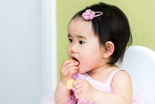 Kleines asiatisches Mädchen beim essen
