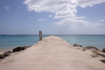 Fototapeta na wymiar Steg ins Meer, Grande Anse d'Arlet, Martinique