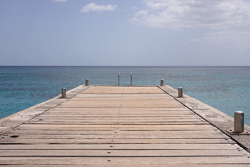 Fototapeta na wymiar Steg ins Meer, Grande Anse d'Arlet, Martinique