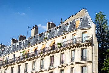 Fototapeta na wymiar Traditional Paris architecture