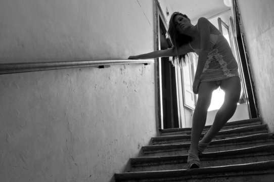 ragazza sexy in intimo in campagna