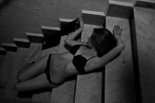 ragazza sexy in intimo in campagna