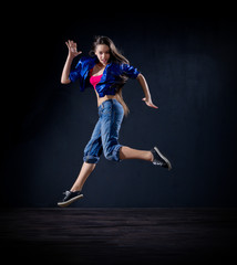 Obraz na płótnie Canvas Girl modern dancer (normal version)