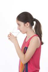 Naklejka premium wasser trinkendes mädchen 