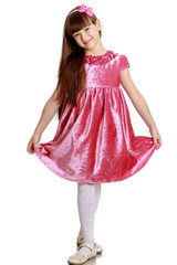 Naklejka premium Stylowa długowłosa dziewczyna w czerwonej aksamitnej sukience