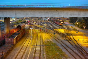 Sonnenuntergang am Rangierbahnhof mit Zügen, Waggons, Gütern