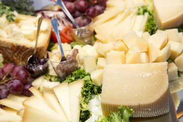 Antipasto di formaggio stagionato in primo piano con confettura  