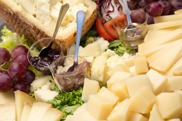Formaggio stagionato in primo piano con uva e salse