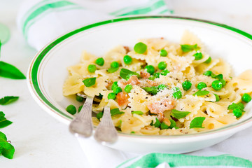 pasta with green peas and creamy sauce