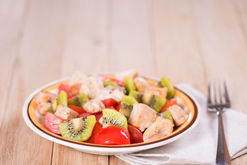 Salad with tomatoes   kiwi and chicken