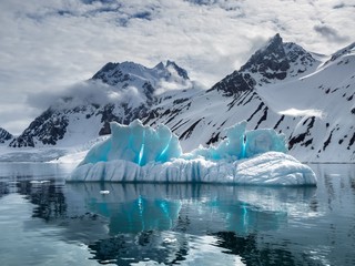 Blue iceberg - Arctic landscape - Spitsbergen, Svalbard - obrazy, fototapety, plakaty