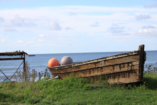 altes Holzboot am Strand