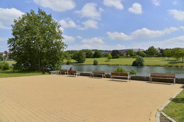 L'unes des aires de repos en face du lac au parc de Louvain-la-Neuve