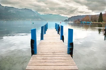 Photo sur Plexiglas Jetée Wooden pier of the Lake Annecy in Haute Savoie, France