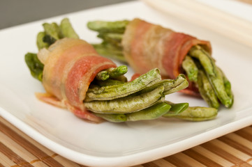 fagot d'haricots verts dans une tranche de lard