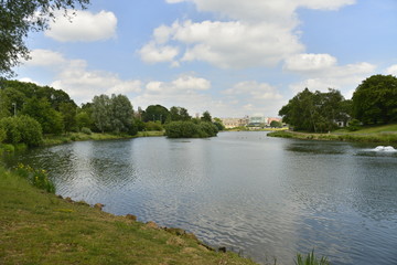 Le lac vers la ville au parc de Louvain-la-Neuve