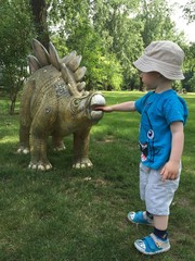 chłopiec karmi dinozaura © kattiyo