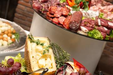 Antipasto colorato composto da formaggi e salami