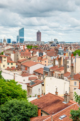 Fototapeta na wymiar Vue panoramique des toits de Lyon et des tours du quartier Part-Dieu