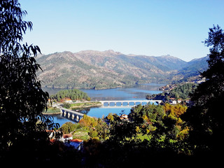 Obraz premium Paisagem no Parque Nacional da Peneda Gerês - pontes de Rio Caldo e Serra do Gerês - albufeira de Caniçada