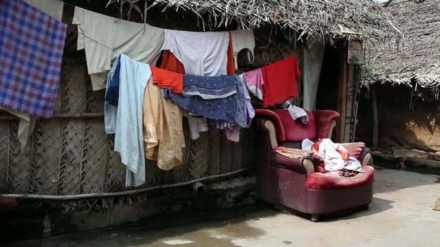Inde. Quartier populaire, linge &eacute;tendu a l'ext&eacute;rieur