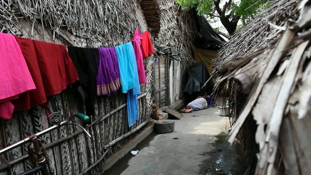 Inde. Quartier populaire, femme qui dort