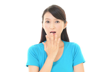 驚く女性