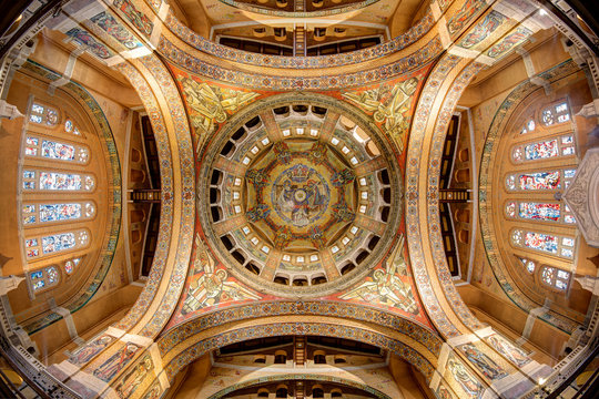 Plafond de la Basilique Sainte Th&eacute;r&egrave;se de Lisieux