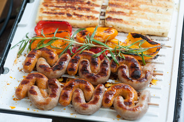 würstchen und paprika am grill