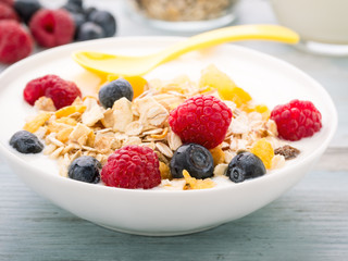Müsli mit frischen Beeren