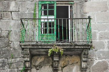 Pontevedra, Galicia, España, balcón de una casa deshabitada