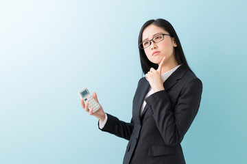 電卓を持つ女性　ビジネス