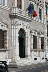 Haus, Hausfront, Fenster, T&uuml;r, Stuck, Skulptur, Marmor, Bildhauerei, k&uuml;nstlerich, Pisa, Piazza, Toscana, Italien, Stadtansicht, Geb&auml;&uuml;de, historische Geb&auml;ude, Kirche