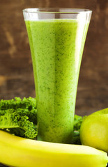 Green juice. Healthy drink. Selective focus