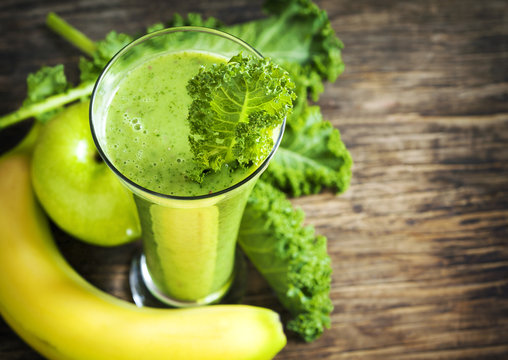 Green juice. Healthy drink. Selective focus