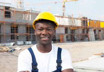 Attraktiver afrikanischer Bauarbeiter auf der Baustelle