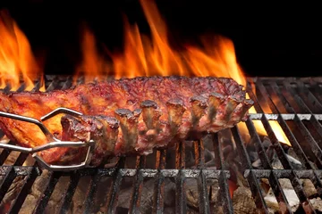 Crédence de cuisine en verre imprimé Grill / Barbecue Côtes levées de dos de porc rôti au barbecue sur le gril chaud